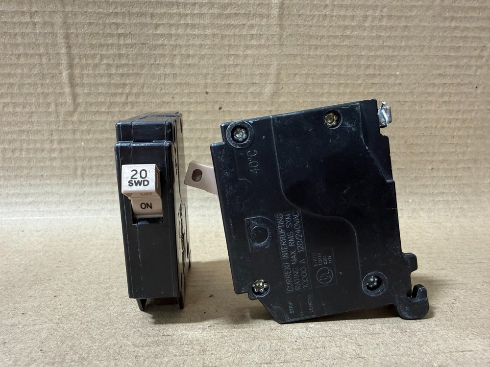 NEW EATON CH CH CH120 1 Pole 20 Amp 120V Plastic Hook Circuit Breaker LOT OF 2