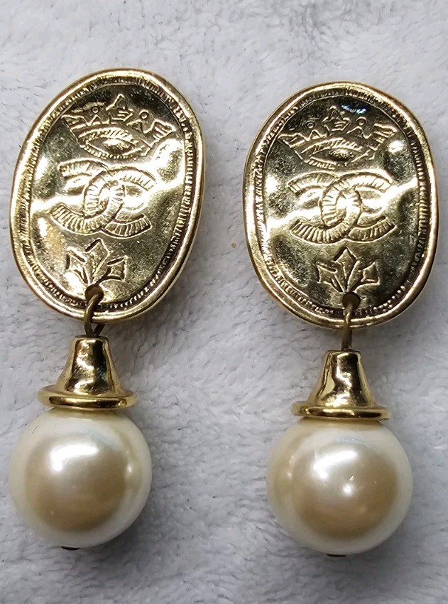 Vintage Chanel CC Logo Pearl Dangle Clip-On Earrings Rare Crown Crest
