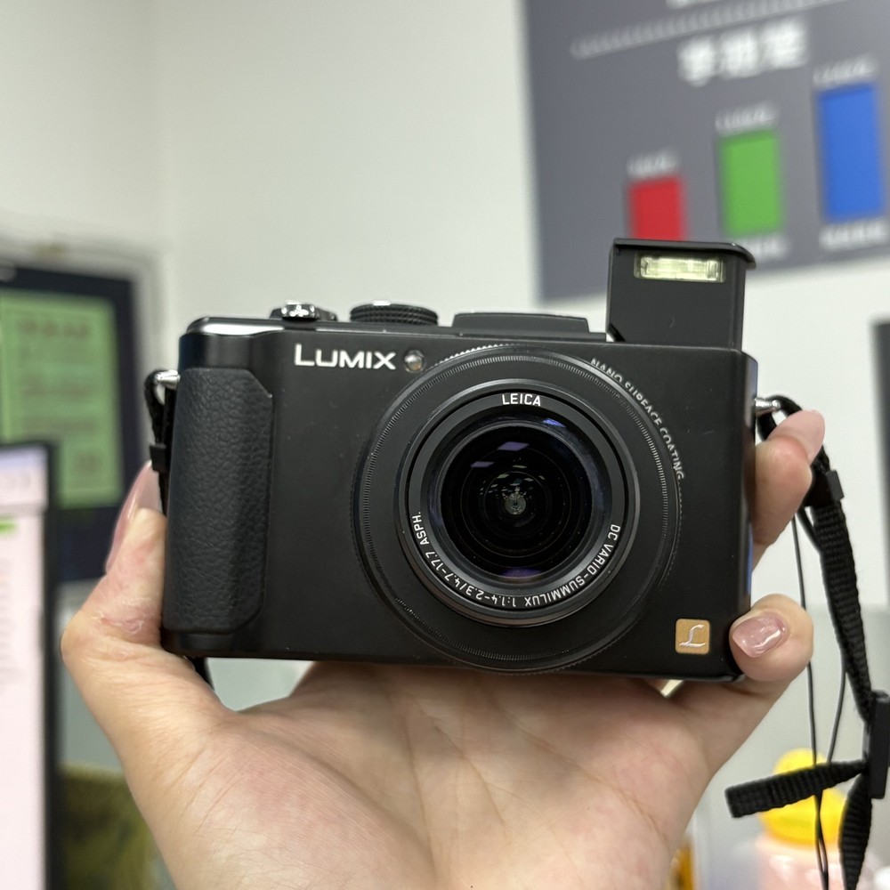 Panasonic LUMIX DMC-LX7K LX7 10.1 MP Digital Camera 3.8x Optical Zoom -Black