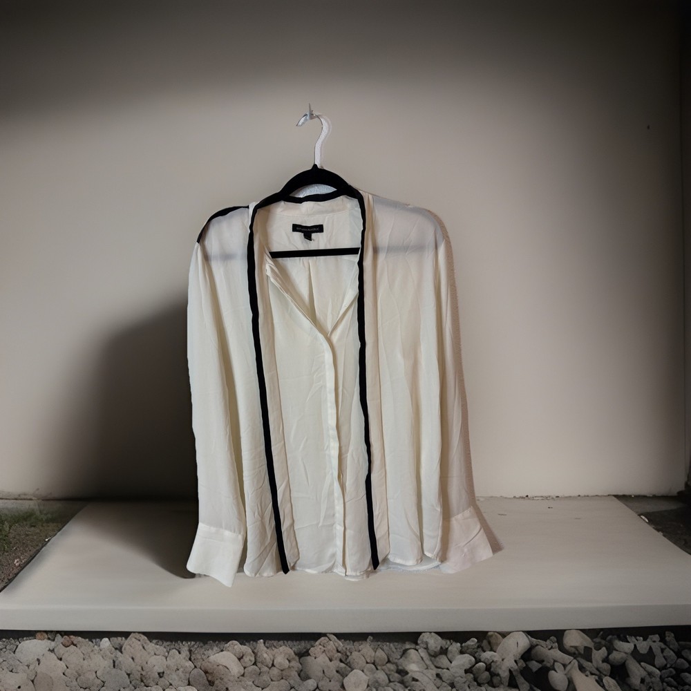 Woman’s Banana Republic white cream Blouse Shirt With Tie Office  elegant #623
