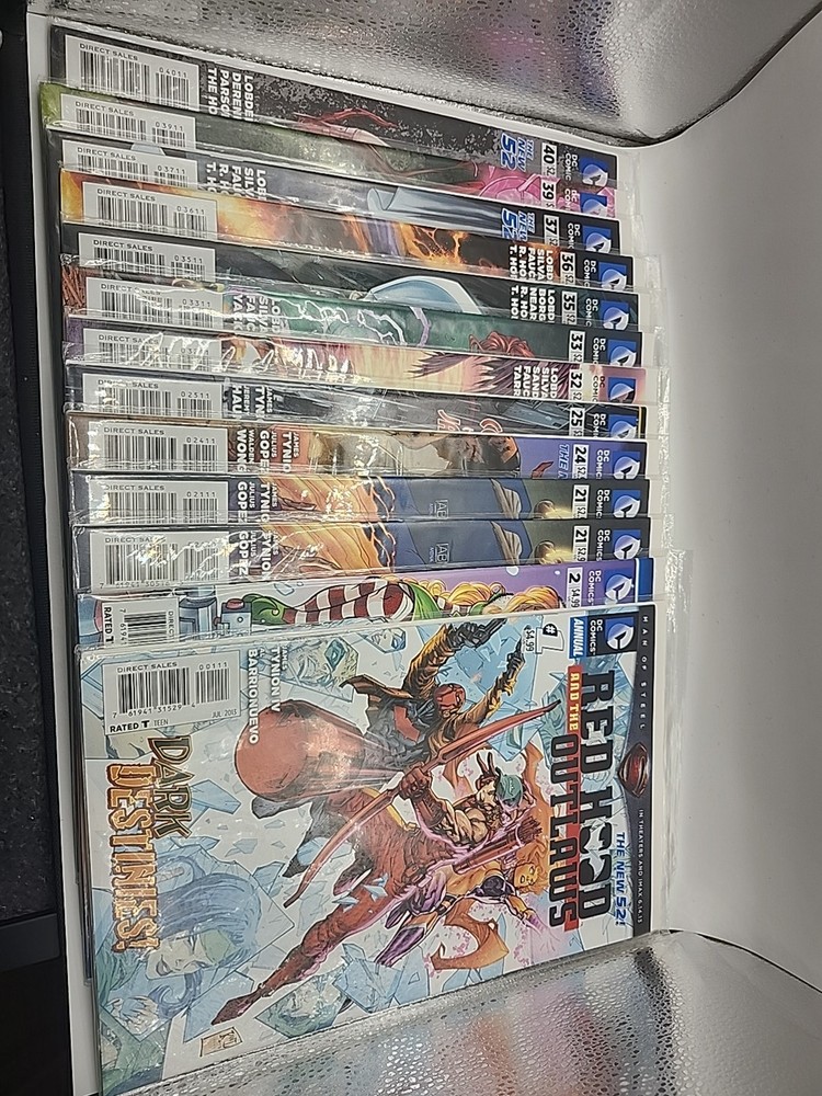Red Hood And The Outlaws Lot Of 13 Comics #1, 2,, 21, 21, 24, 25, 32, 33, 35,...