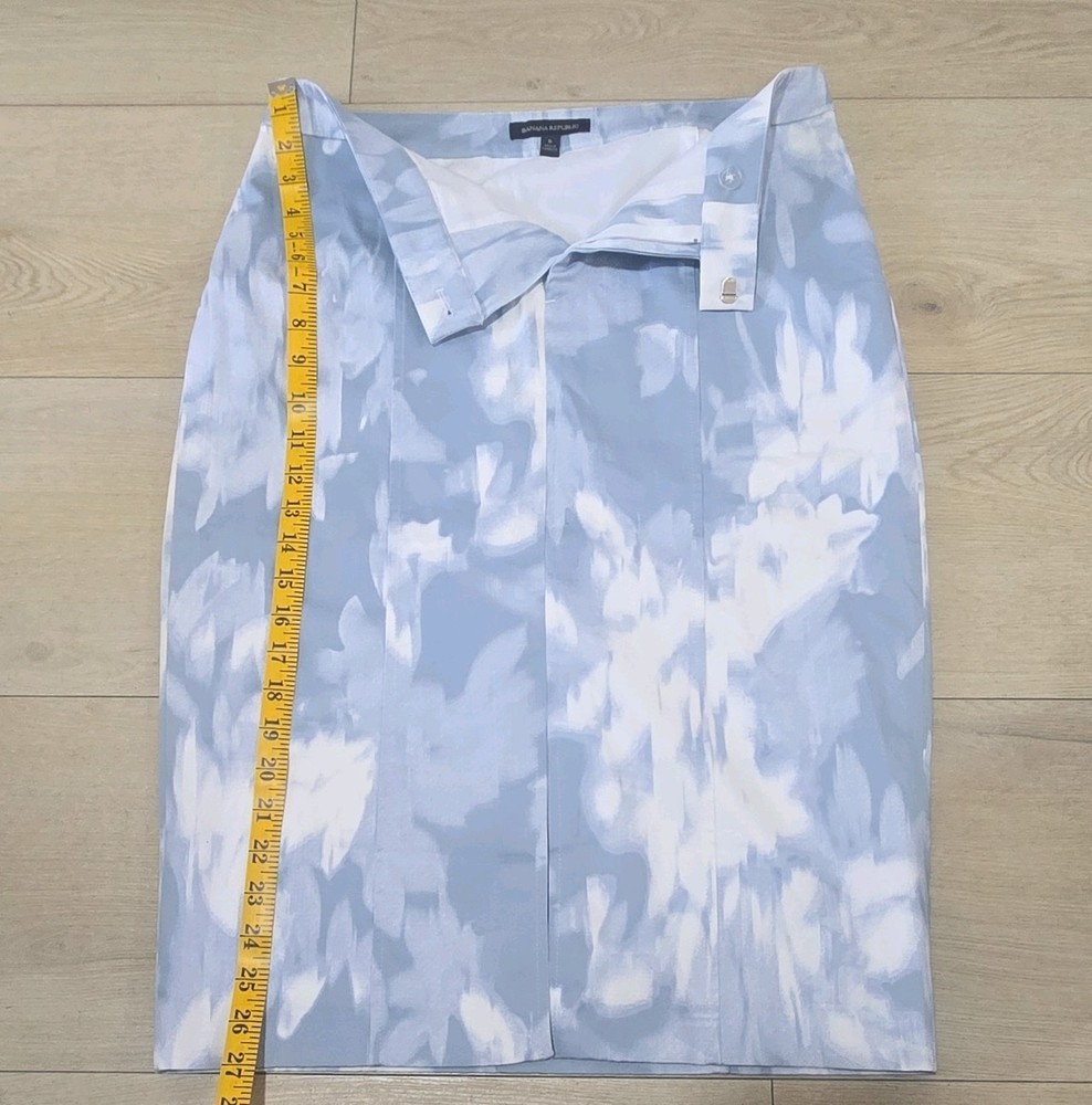 Banana Republic Blue Floral Pencil Skirt Knee Length Size 6.  Very lightly used!