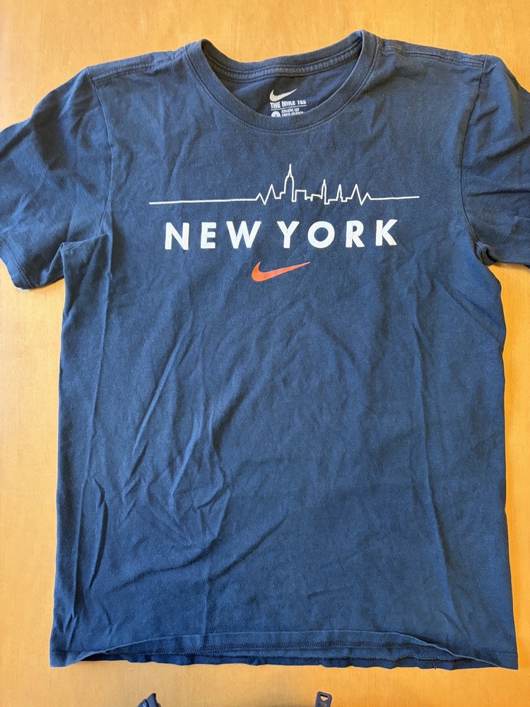 Nike New York Skyline T-Shirt Men’s Small Black Graphic Swoosh NYC Tee