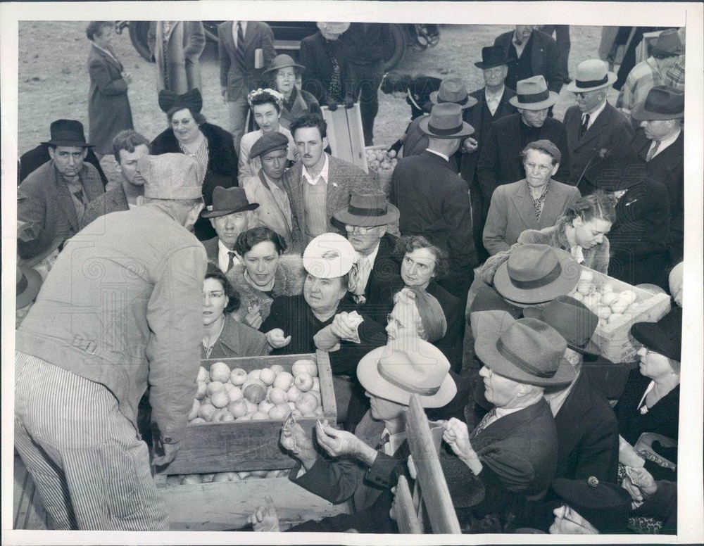 1943 Press Photo San Francisco CA Free Market Farmers Sell Produce - ner52187