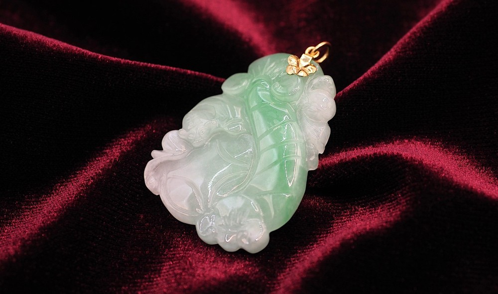 Vintage - 14kt Gold Bail - Green Jade Bat, Tree & Fruit Pendant - 8.67 Grams