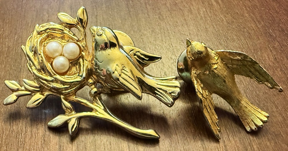 Lot  2 Vintage Gold Tone Birds Nest /Faux Pearl Eggs & Avon One Pin Back/Brooch