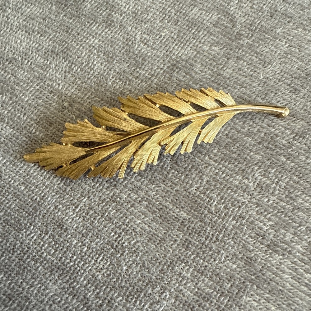 Vintage Signed TRIFARI CROWN Matte Goldtone Textured  LEAF Shape Pin Brooch
