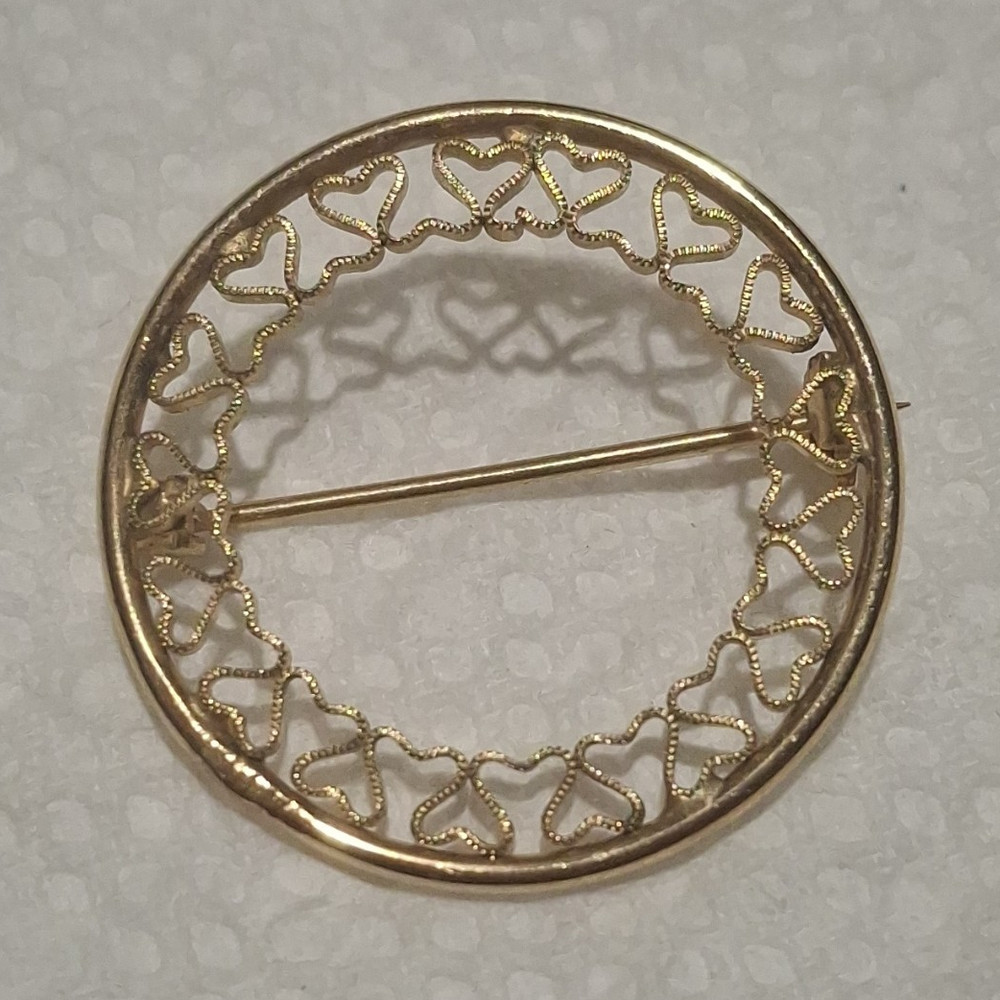 Vtg Gold Tone Metal Round Heart Circle Brooch Pin Love Theme No Stone AP-1