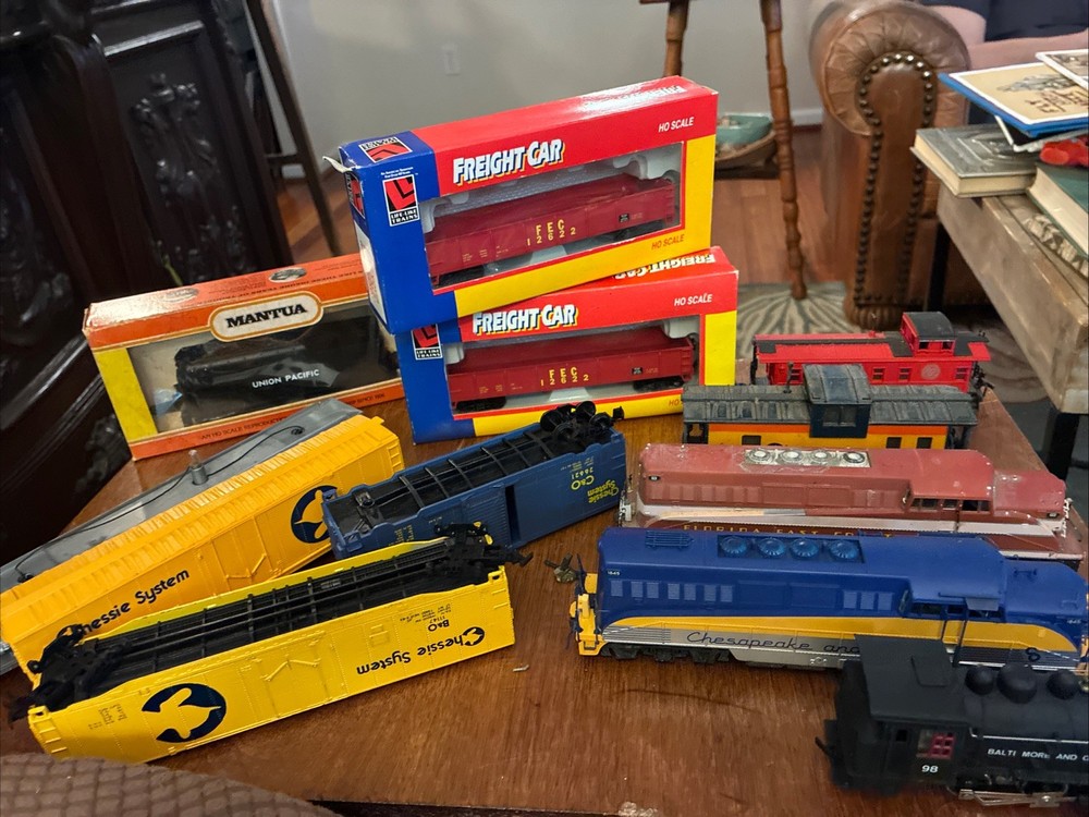 HO Scale Railroad Cars (missing Some parts)  Engines (untested) & Caboose Lot