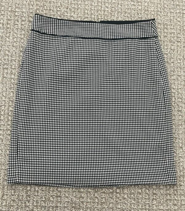Banana Republic Women's Skirt Black/White Stretch Pencil Back Slit Size 6
