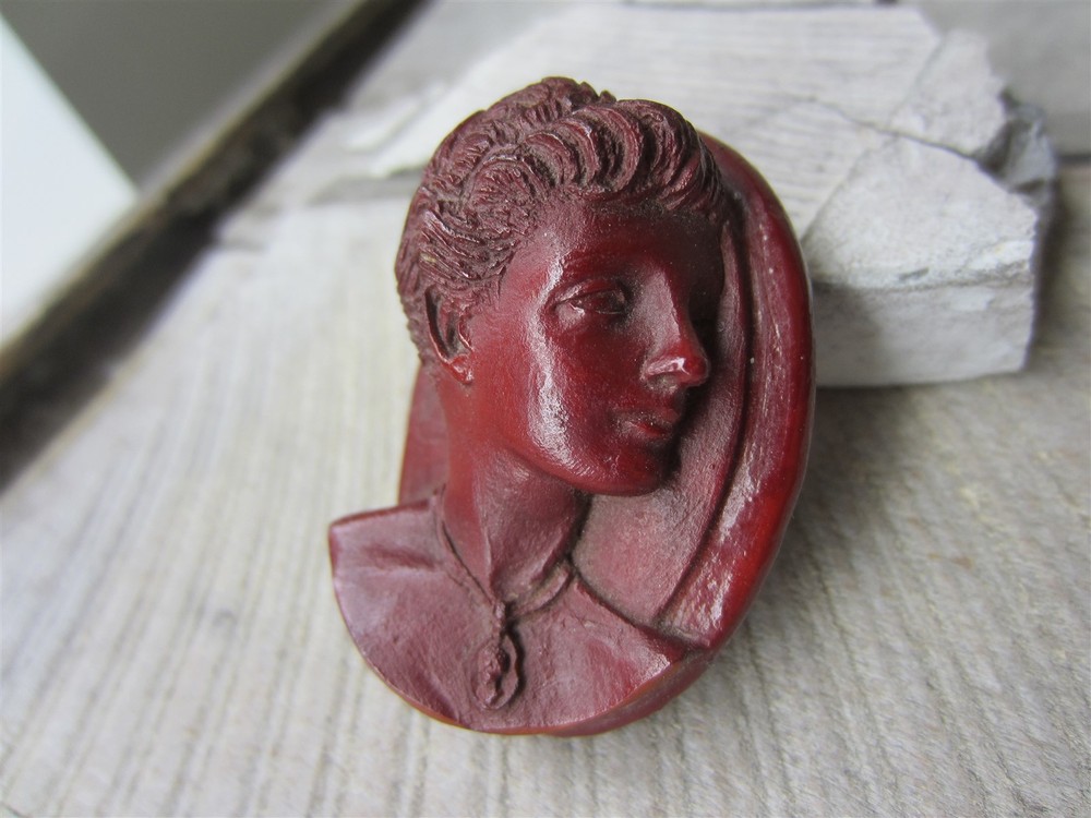 Vintage 1940's DUCHY Products Bakelite ? Resin High Relief CAMEO PIN Brooch