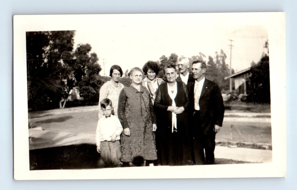 Old Vintage Photo MEN WOMEN BOY WITH BOWTIE FAMILY GROUP PICTURE SNAPSHOT