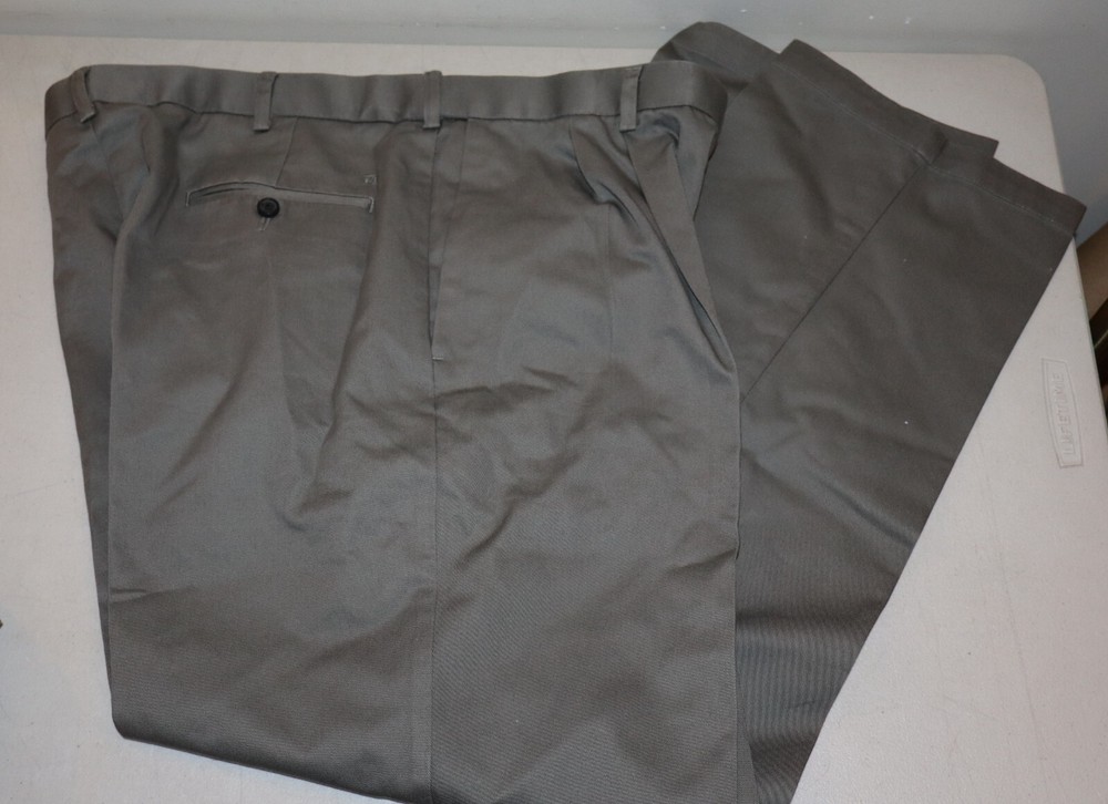 Haggar Dress Pants Men's 40x32 Classic Fit Khaki Pleated Front Cotton