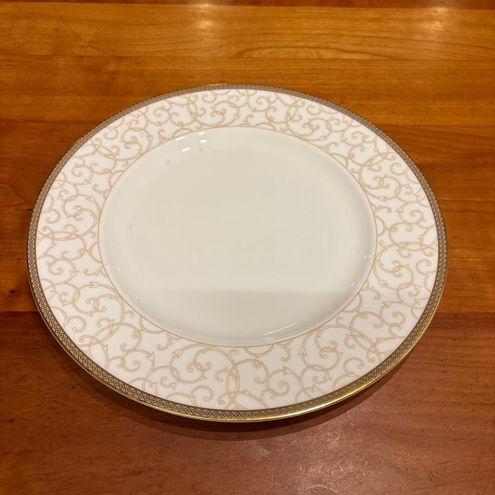Wedgwood Plate with Box Elegant Design Unused, Long-term Storage
