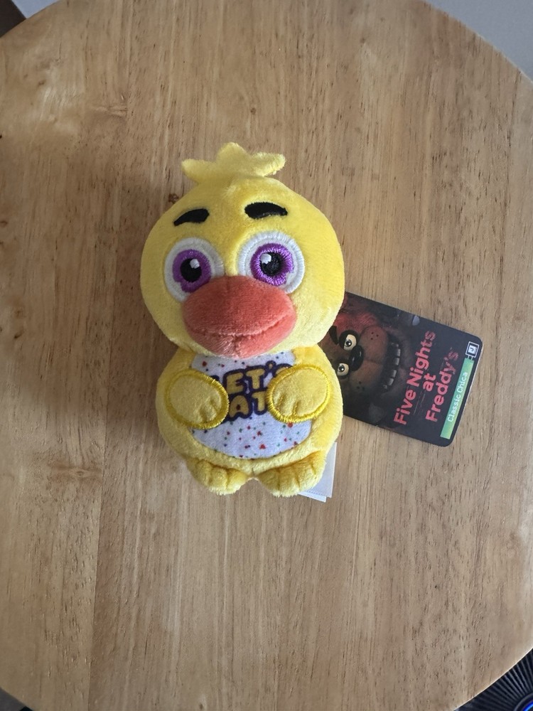 Jazwares Chica Mini Plush Glow In The Dark Eyes Five Nights at Freddy’s
