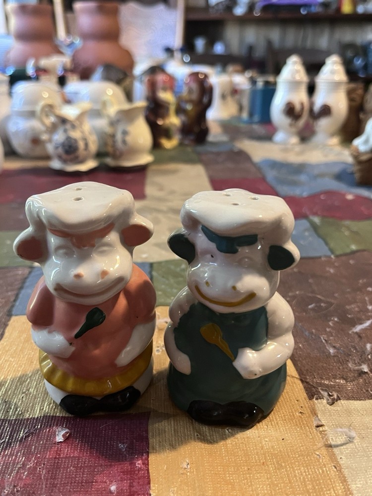 Multicolor Ceramic Cow Chef Shaped Novelty Salt & Pepper Shaker Set Animals