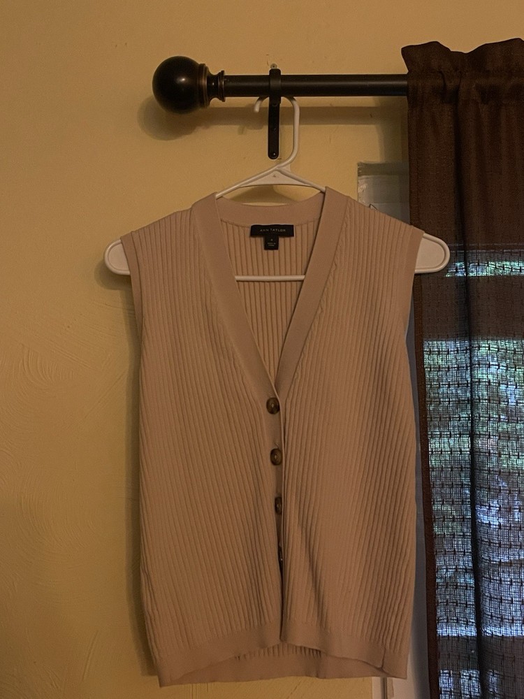 Ann Taylor Women’s Beige Rib-Knit Sleeveless V-Neck Button Sweater Vest M