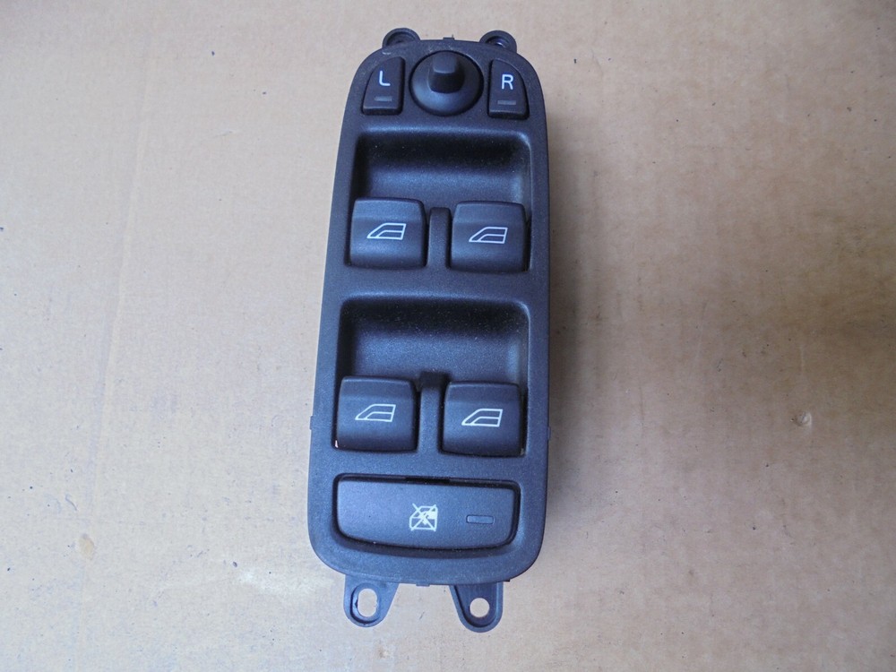 2005 Volvo S40 Driver Side Front Window Switch Pack 30710787 03451100