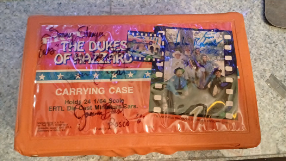 THE DUKES OF HAZZARD CARRYING CASE SIGNED CAR LOT General lee Sheriff Boss Caddy