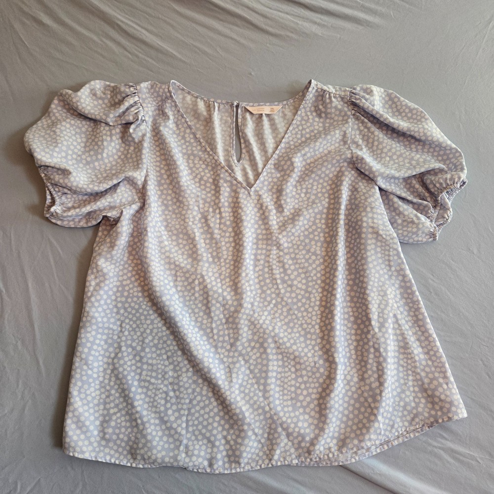 Lauren Conrad Women's XXL Blue and White Polka Dot Short Sleeve V Neck Blouse