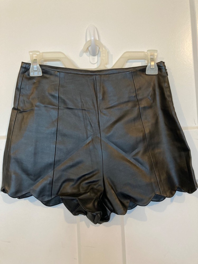 Ark & Co Women's Man-Made Leather Scallop Hem Shorts Size S-Excellent Condition