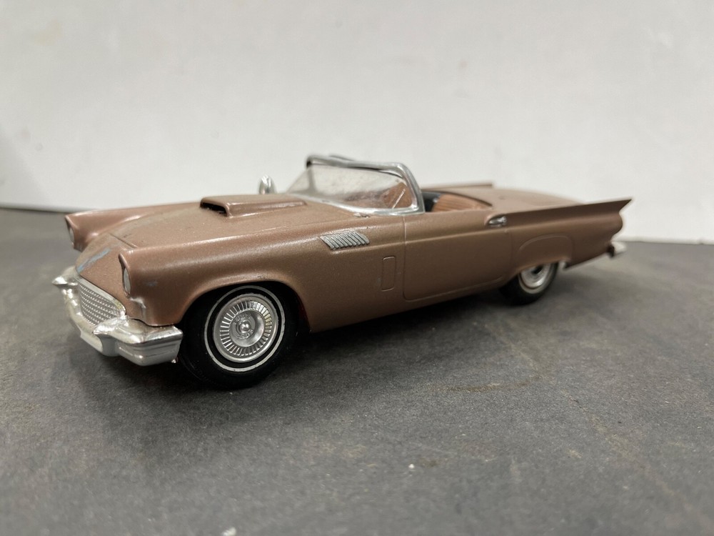 C16 Amt 1957 Ford Thunderbird vintage built model 1/25.