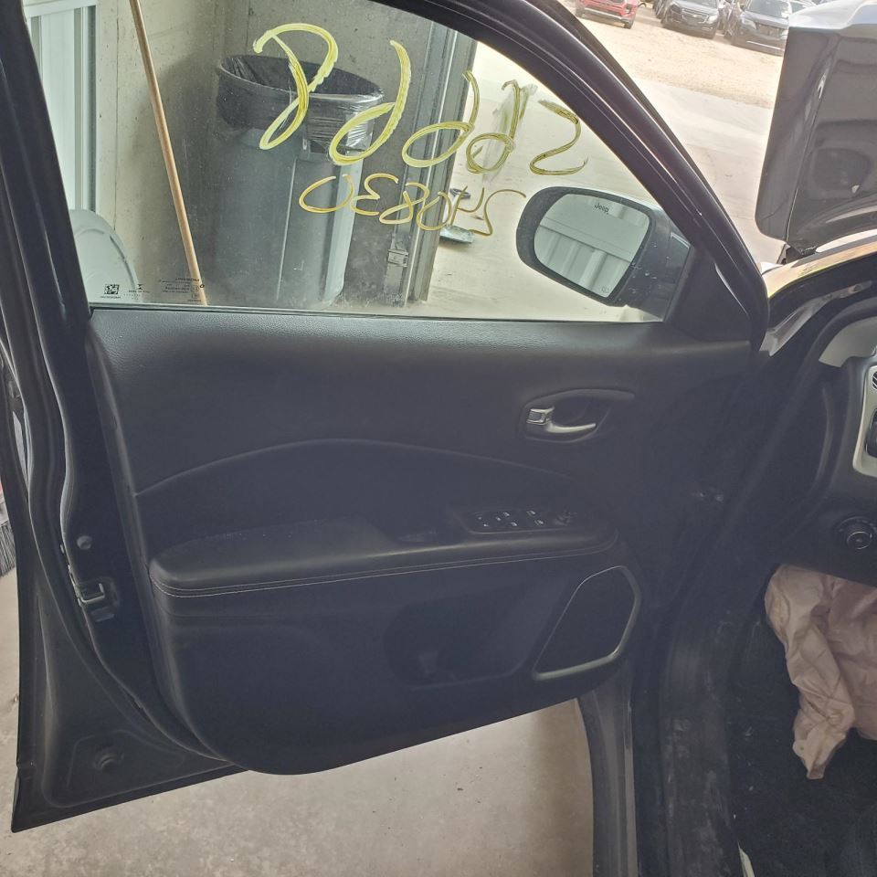 COMPASS   2018 Front Door Trim Panel 1036452