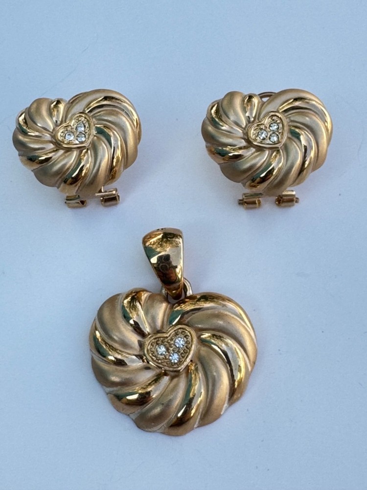 Vintage Gold Tone Heart Swirl Jewelry Set Clip Earrings Pendant Rhinestone