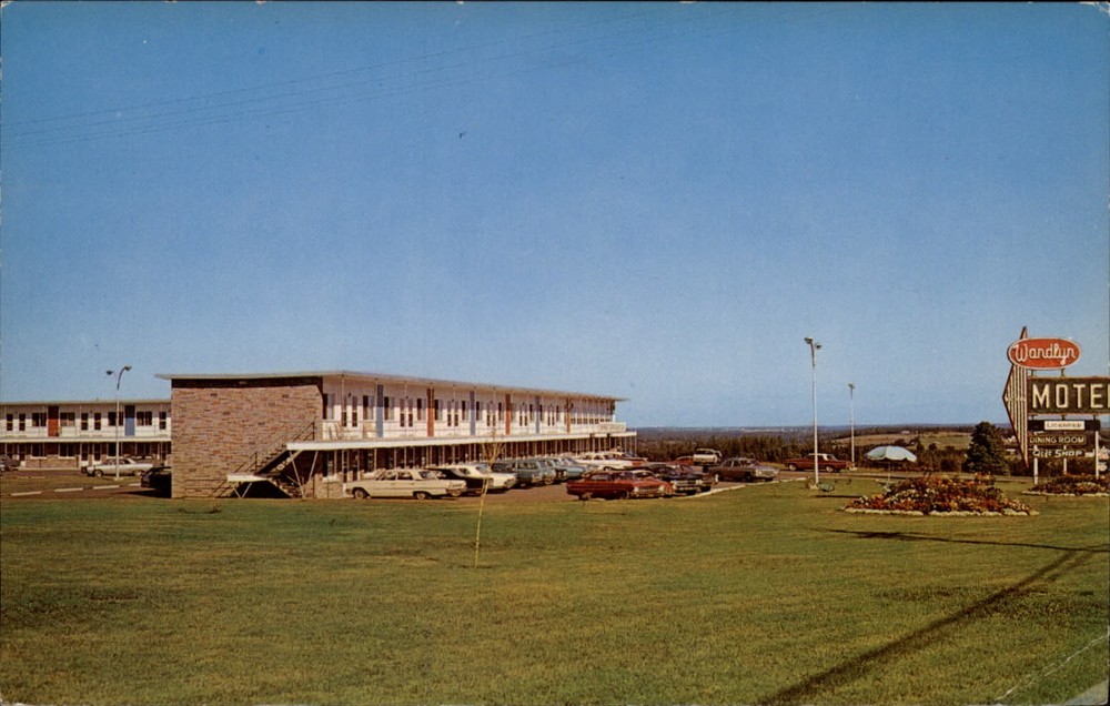 Moncton New Brunswick Canada Wandlyn Motor Inn 1960s cars ~ 1972 postcard