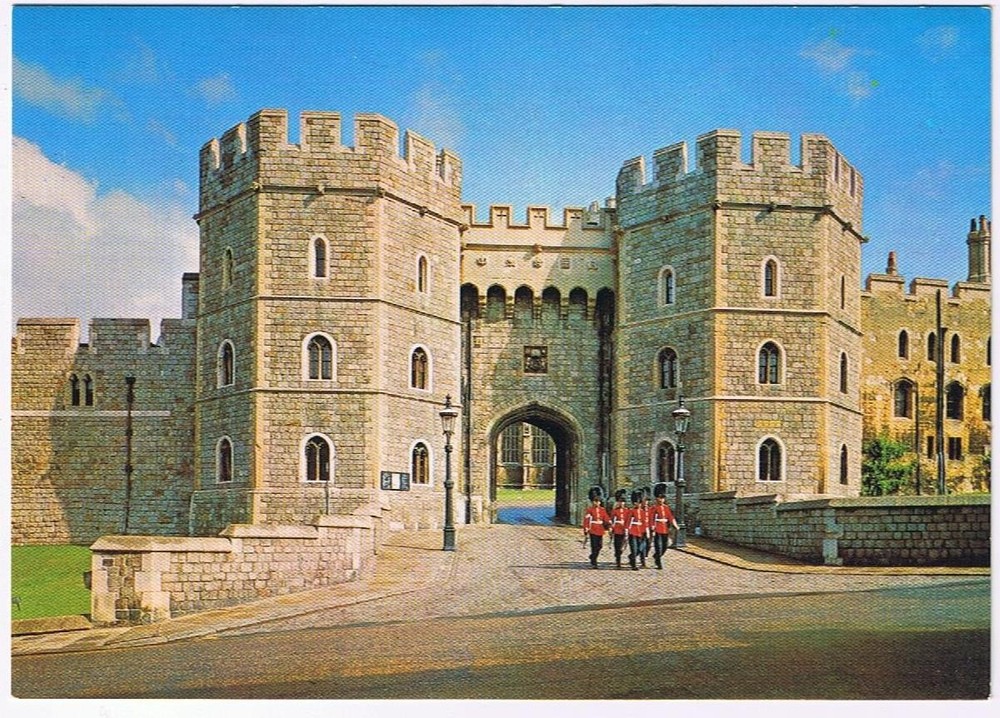 United Kingdom UK Postcard Berkshire Windsor Castle Henry VIII Gateway Guards