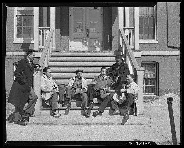 Photo:Washington DC Howard University Students 1942 Winter on Steps