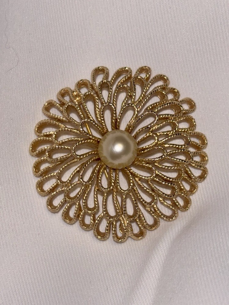 CROWN TRIFARI Gold Tone Round Flower Pin Brooch Faux Pearl Center Vintage Signed