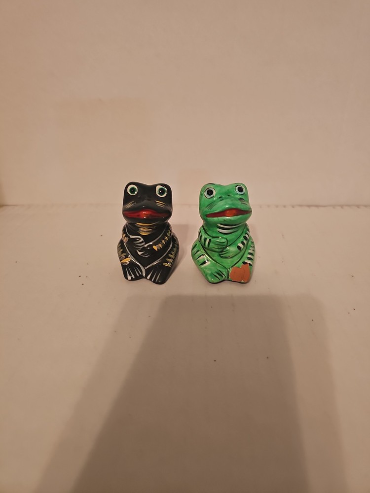vintage ceramic frog salt and pepper shakers made in Japan