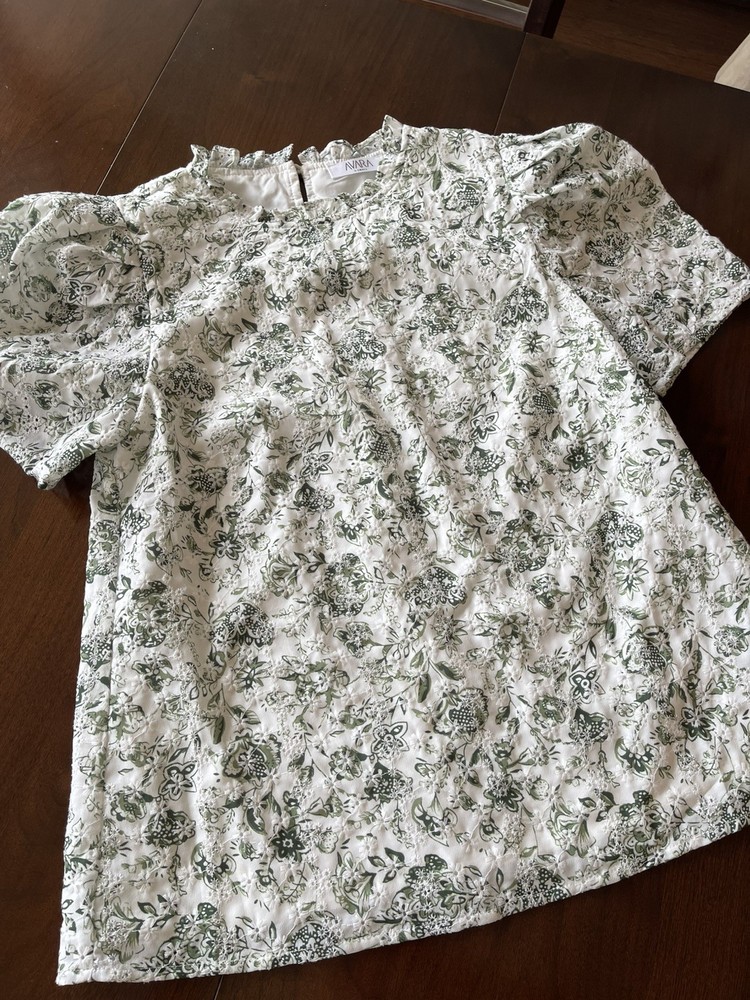 Avara Top Womens Size XS Green & White Embroidered Short Sleeve