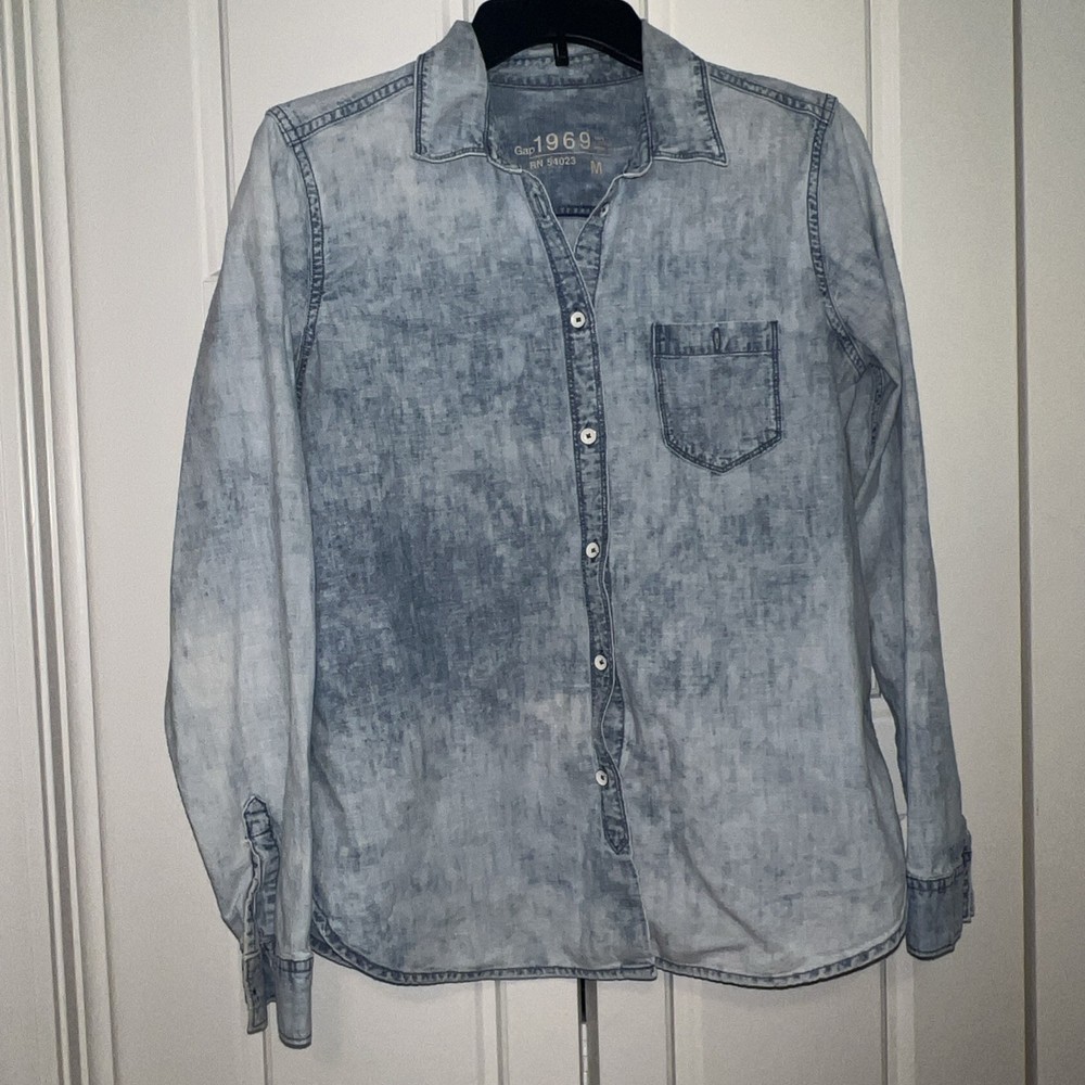 Women's Gap Icon Boy Shirt Medium - Acid Wash Long Sleeve Button Down