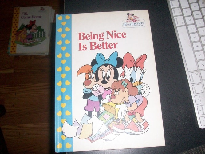 Being nice is better (Minnie 'n me, the best friends collection) by Kroha Associ