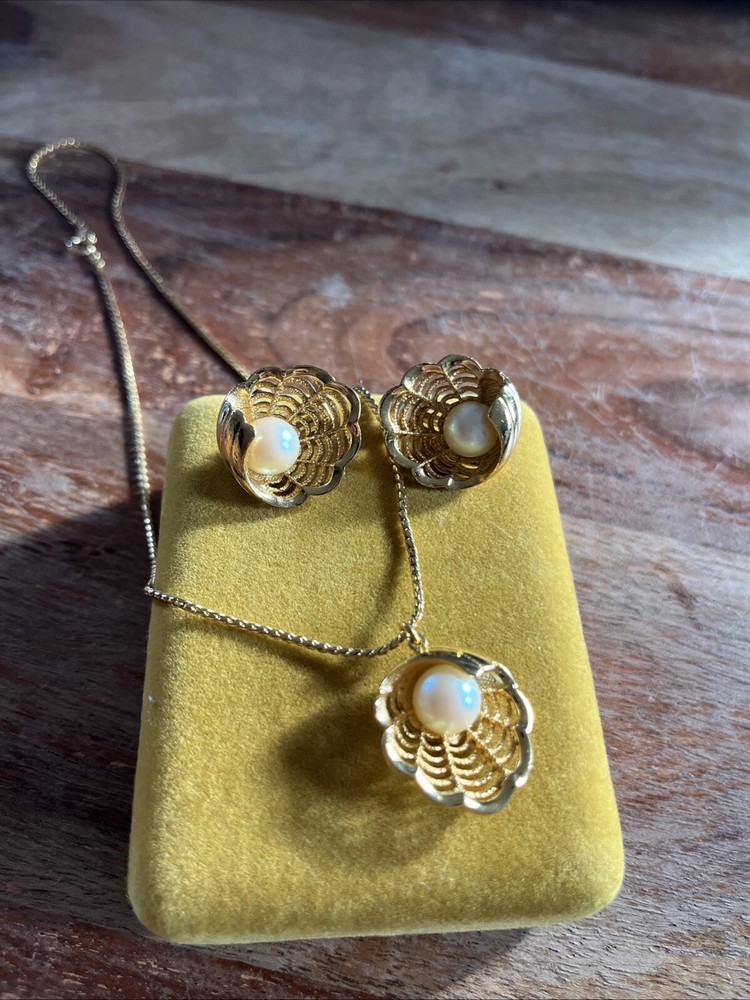 Vintage 1960s Gold Tone Sea Shell and Faux Pearl Clip On Earrings With Necklace