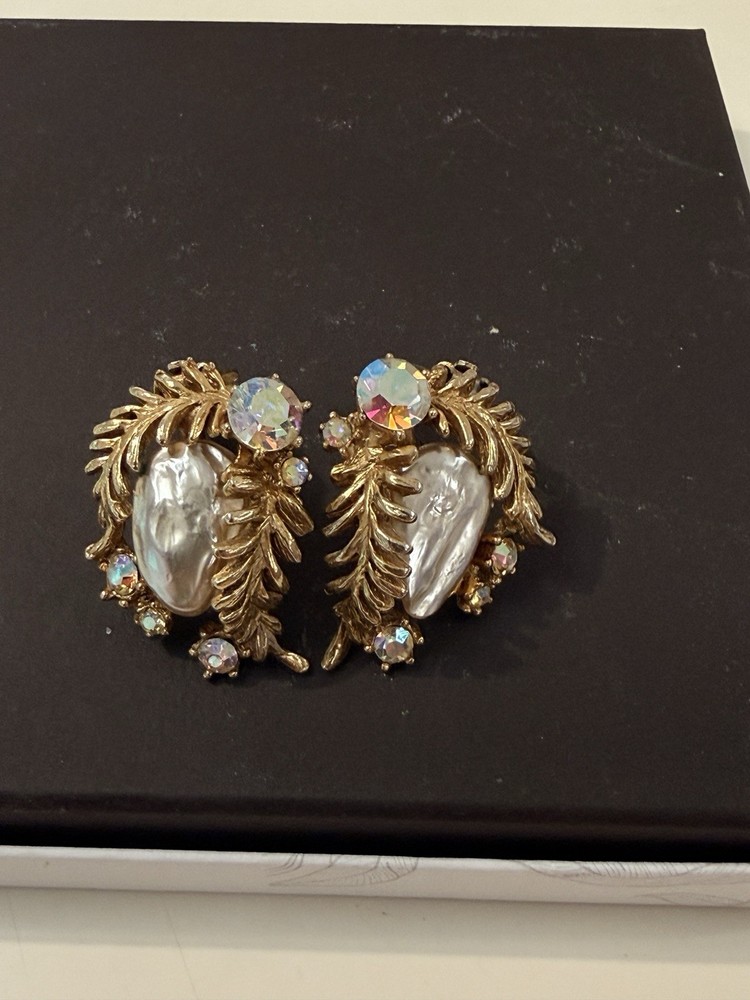 Har Vintage Earrings ~ 1950s Dragon Tooth