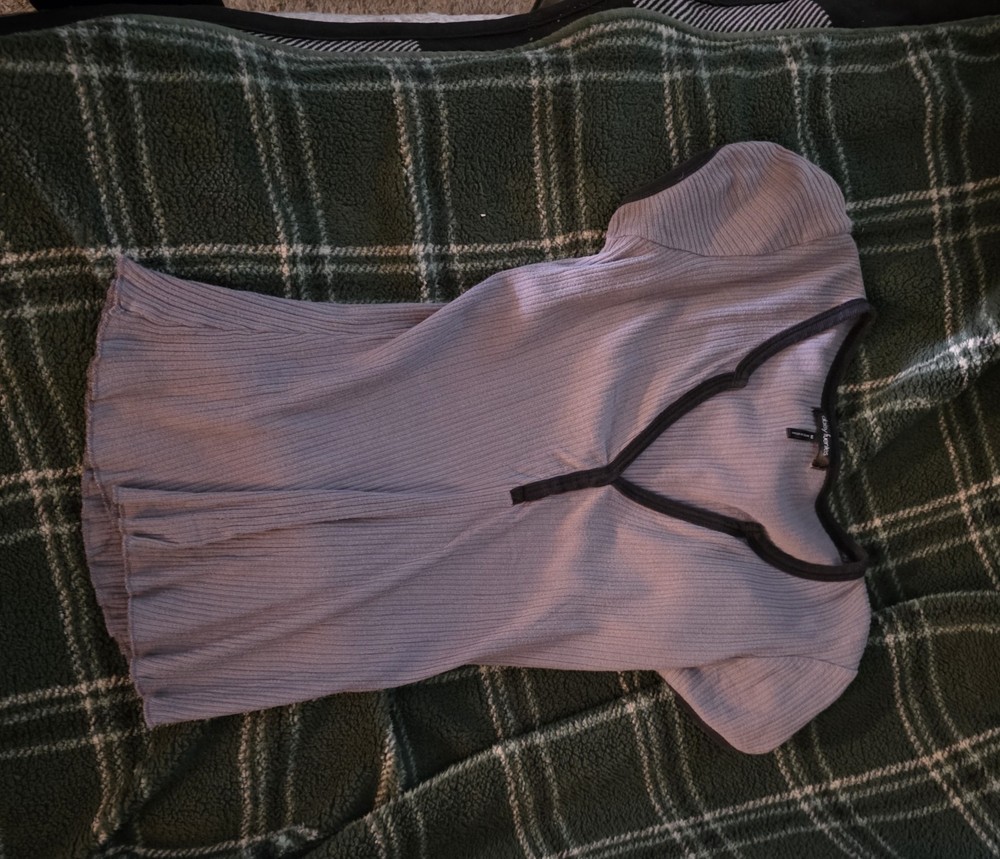 Daisy Fuentes Gray Black Trim V-Neck Knit T-Shirt Women M Short Sleeve Pullover