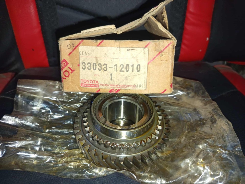 New Old Stock Toyota Corona Corolla Carina 2nd Gear 33033-12010