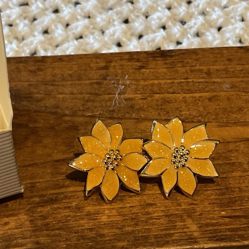 Avon Vintage 1987 Post Pierced Earrings Gold Tone Metallic Yellow 1” Holiday NEW