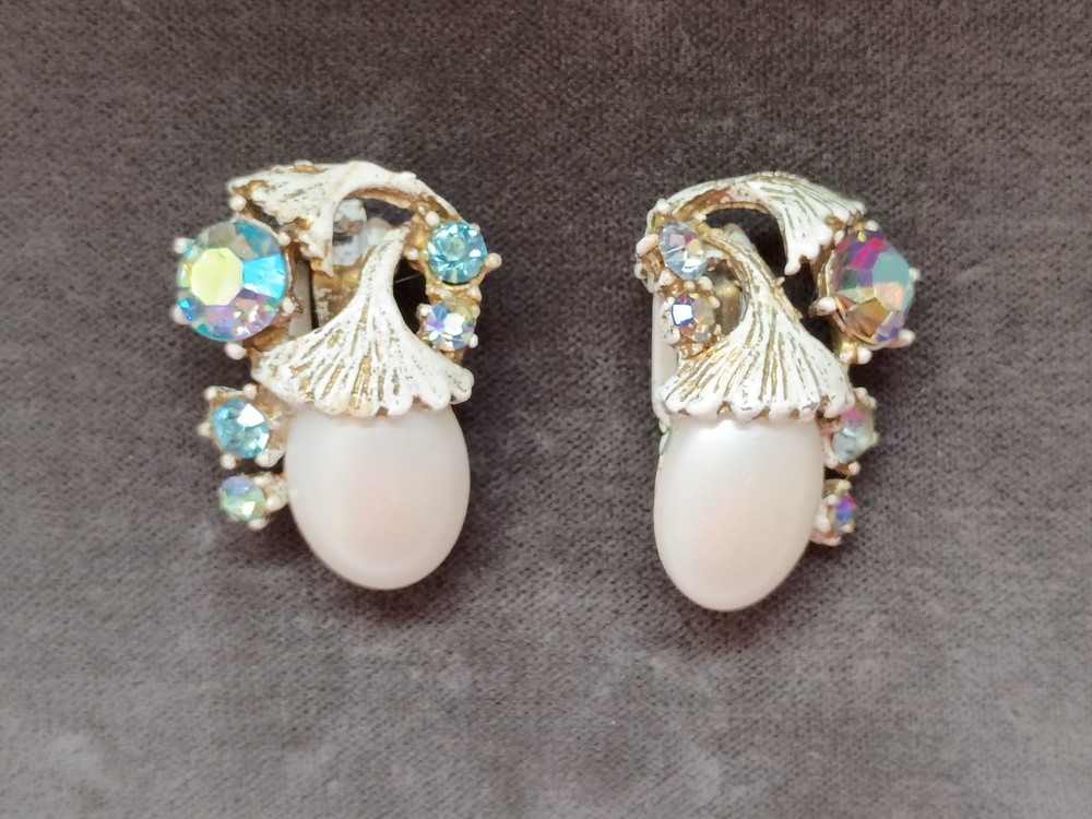Vintage Whitewashed Metal Rhinestone Teardrop Clip On Earrings w/ Faux Pearl