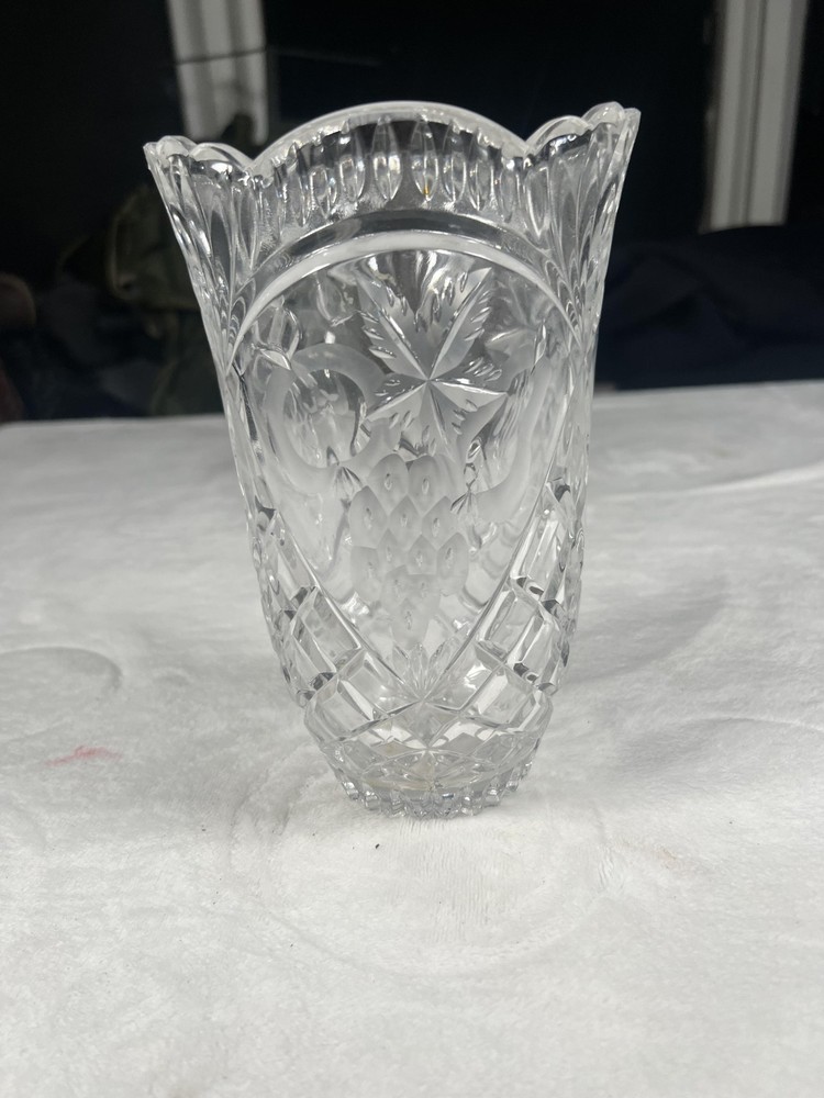 Cut Crystal Glass Bud Vase Clear Scalloped Rim Starburst Diamond Grapes Pattern