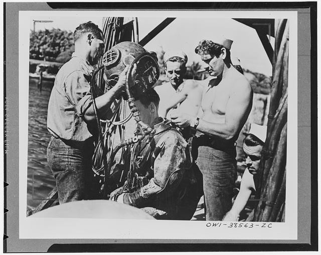 Photo:1940s Naval Divers Underwater Helmet Training WWII
