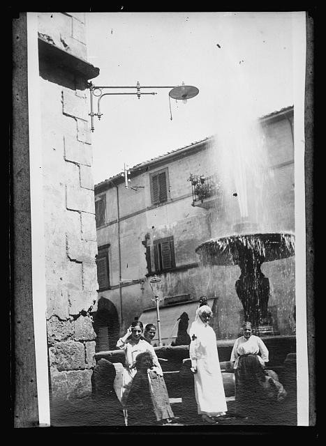 Photo:Italy 1910s Women by Fountain Street Scene