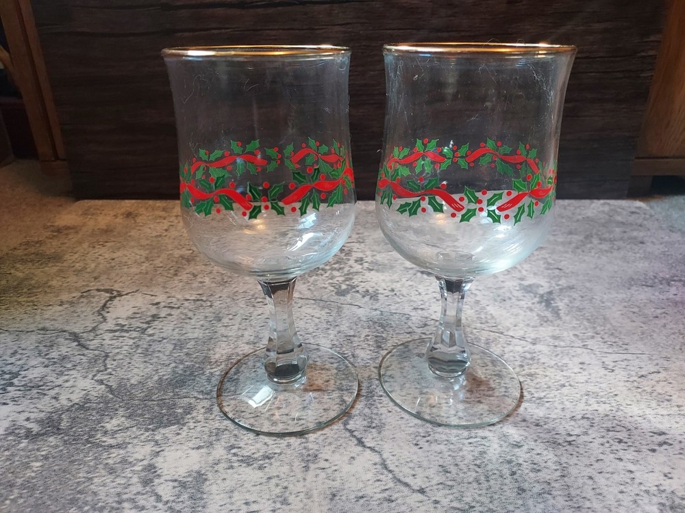 Set Of 2 Libbey Holly Berry Water Glasses Goblets Christmas Holiday Drinkware