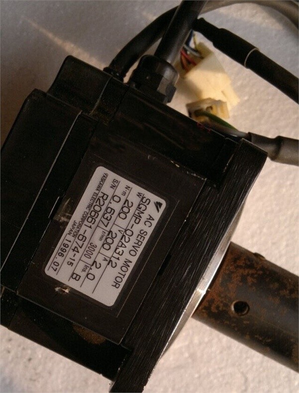 Used 1Pcs SGMP-02A312 200W Yaskawa Servo Motor Plc Module zy