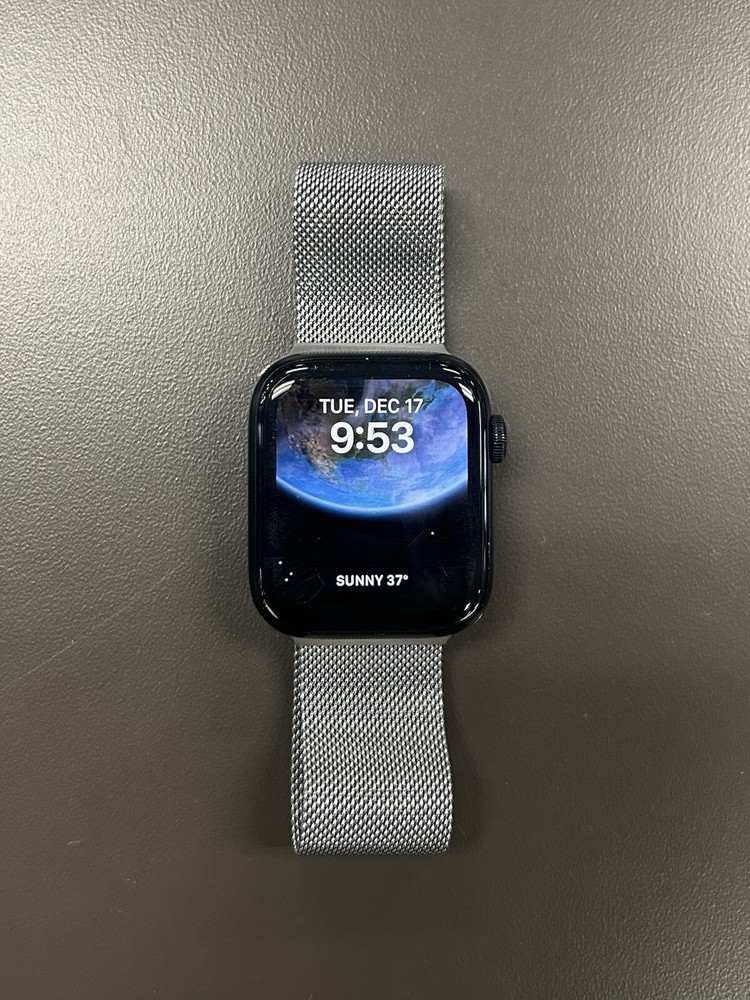 Apple Watch SE Midnight Navy Color 44 MM WiFi Only Comes With 2 Extra Bands