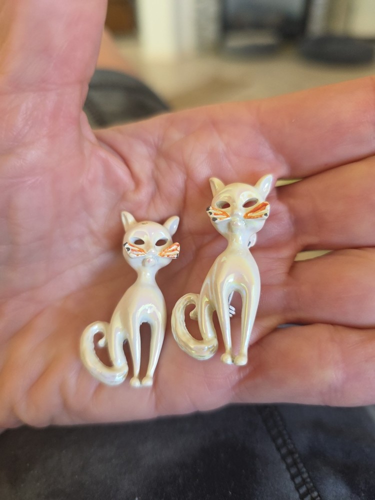 Set Of 2 Vintage White Irredescent Enamel Metal Kitty Cat Pins Brooches 1.5