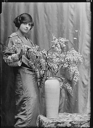 Photo:Beatrice Wanger Portrait Photo 1910s Woman with Flowers